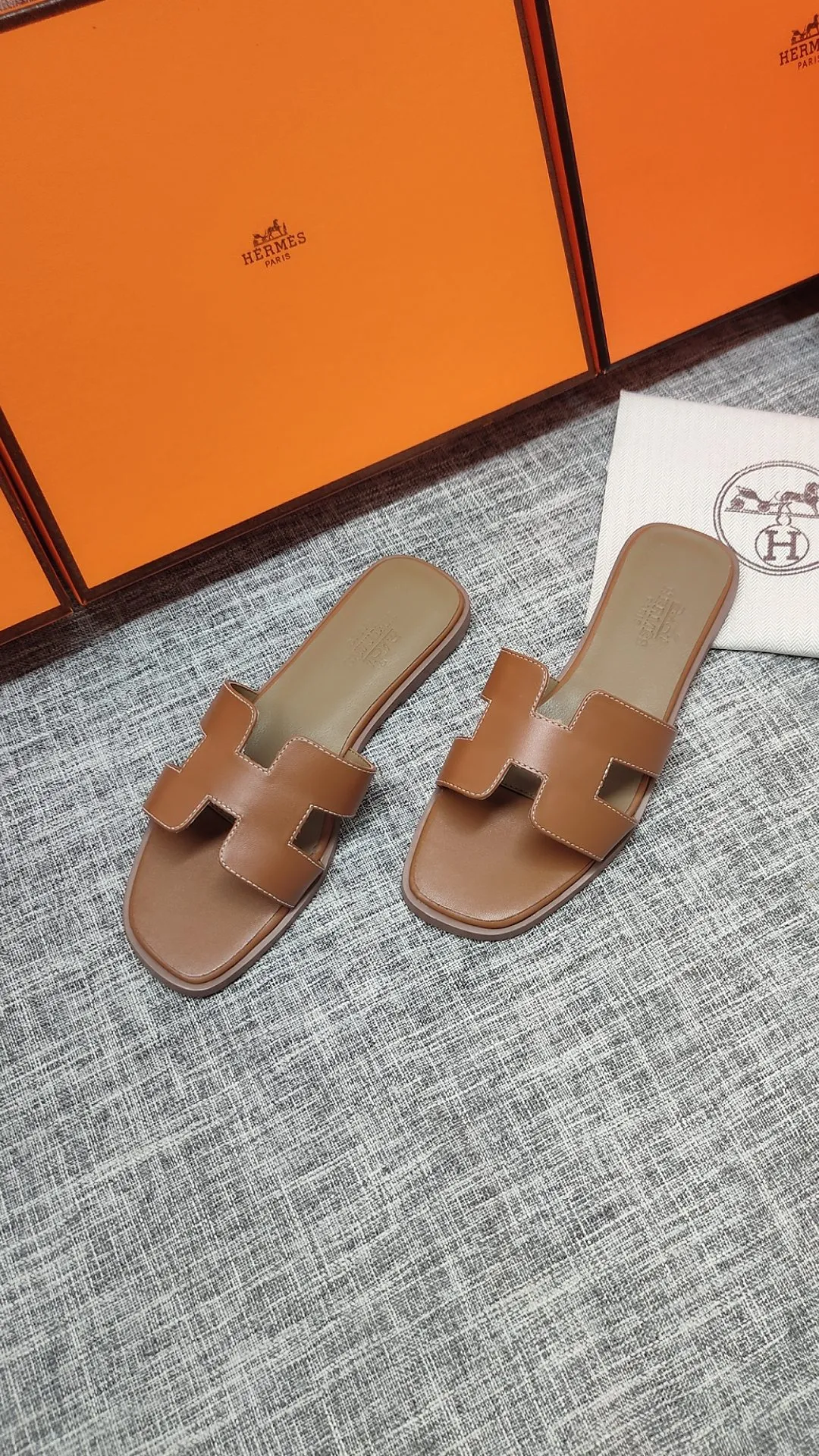 👟👟Ex-factory price 480👟👟 Women's shoes Women's clothing Women's shoes Women's clothing Women's shoes factory Hermes (Hermes) 💖The latest official website is updated at the same time Premium quality upgraded version of slippers 1:1 production Fabric: Made of specialty cowhide fabric Inner foot pads: Customized sheepskin [Haidai order] The outsole is made of simulated leather non-slip rubber outsole Whether it is the version or workmanship, it is the best among rubber soles. Color black white brown total 3 colors code number 35---40 flat bottom